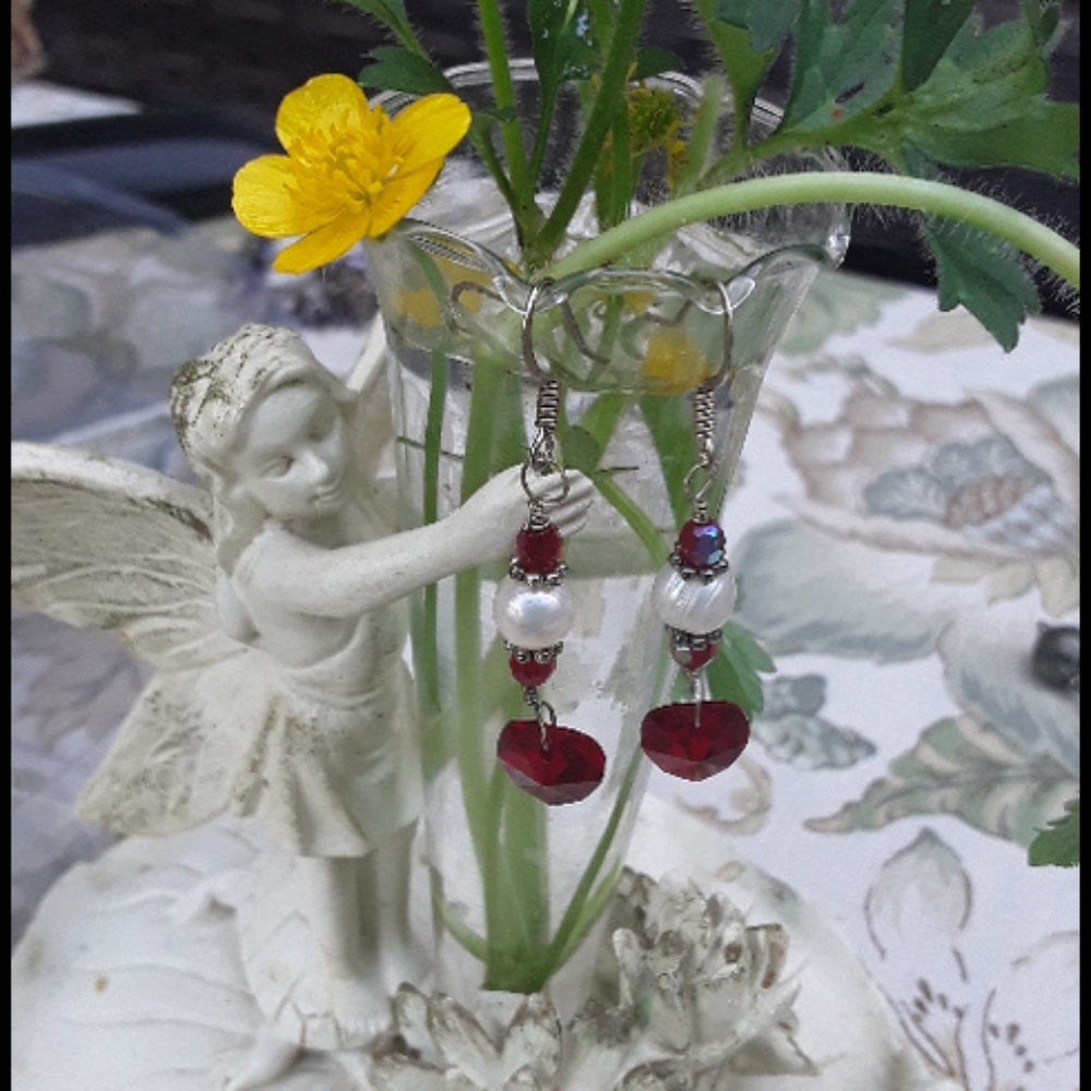 Chrystal heart earrings.